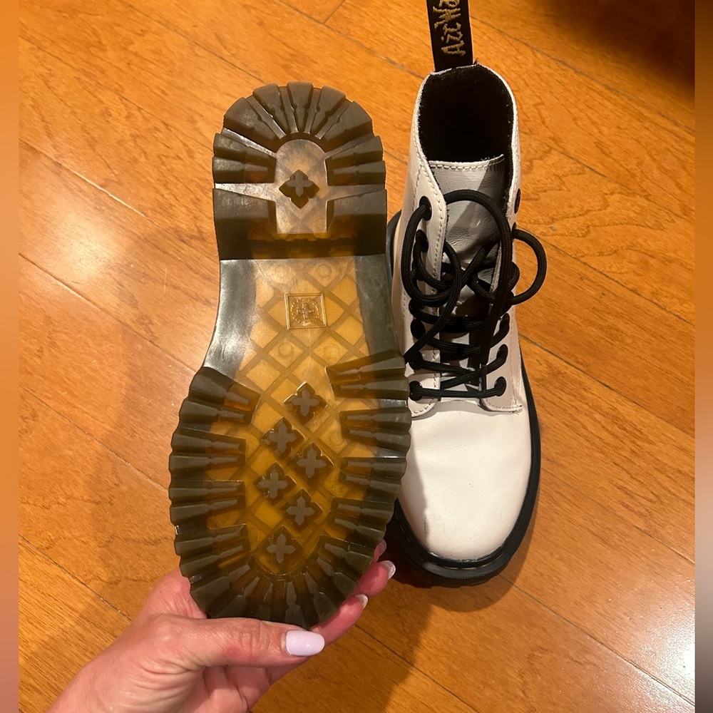 Dr. Martens Luana White Leather Lace Up Boots Size 6 Never Been Worn - Picture 8 of 10